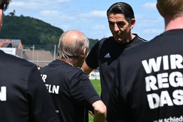07.06.2026 - Fussball - Saison 2025 2026 - Testspiel Freundschaftsspiel Vorbereitungsspiel : SV Gloria Weilersbach - TSV Germania Kirchehrenbach - LuPf - xluxpfx - Hans Rößlein Roesslein ( Assistent ) und Deniz Aytekin ( Schiedsrichter ) (von links)