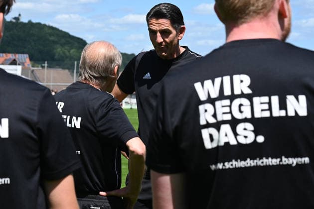 07.06.2026 - Fussball - Saison 2025 2026 - Testspiel Freundschaftsspiel Vorbereitungsspiel : SV Gloria Weilersbach - TSV Germania Kirchehrenbach - LuPf - xluxpfx - Hans Rößlein Roesslein ( Assistent ) und Deniz Aytekin ( Schiedsrichter ) (von links)