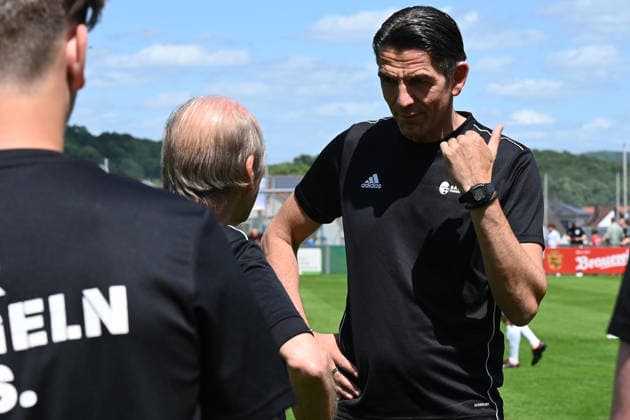 07.06.2026 - Fussball - Saison 2025 2026 - Testspiel Freundschaftsspiel Vorbereitungsspiel : SV Gloria Weilersbach - TSV Germania Kirchehrenbach - LuPf - xluxpfx - Hans Rößlein Roesslein ( Assistent ) und Deniz Aytekin ( Schiedsrichter ) im Gespraech (von links)