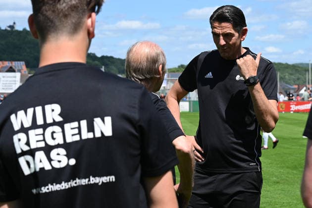 07.06.2026 - Fussball - Saison 2025 2026 - Testspiel Freundschaftsspiel Vorbereitungsspiel : SV Gloria Weilersbach - TSV Germania Kirchehrenbach - LuPf - xluxpfx - Hans Rößlein Roesslein ( Assistent ) und Deniz Aytekin ( Schiedsrichter ) im Gespraech (von links)