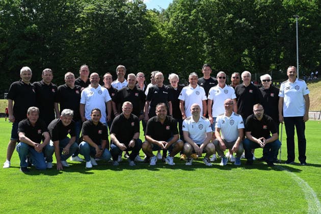 07.06.2026 - Fussball - Saison 2025 2026 - Testspiel Freundschaftsspiel Vorbereitungsspiel : SV Gloria Weilersbach - TSV Germania Kirchehrenbach - LuPf - xluxpfx - SV Weilersbach und TSV Germania Kirchehrenbach mit Deniz Aytekin ( Schiedsrichter ) (sechster von rechts hinten)