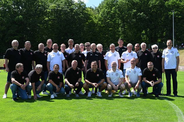 07.06.2026 - Fussball - Saison 2025 2026 - Testspiel Freundschaftsspiel Vorbereitungsspiel : SV Gloria Weilersbach - TSV Germania Kirchehrenbach - LuPf - xluxpfx - SV Weilersbach und TSV Germania Kirchehrenbach mit Deniz Aytekin ( Schiedsrichter ) (sechster von rechts hinten)