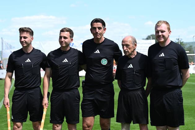07.06.2026 - Fussball - Saison 2025 2026 - Testspiel Freundschaftsspiel Vorbereitungsspiel : SV Gloria Weilersbach - TSV Germania Kirchehrenbach - LuPf - xluxpfx - David Wagner ( Assistent ), Benjamin Wagner ( Assistent ), Deniz Aytekin ( Schiedsrichter ), Hans Rößlein Roesslein ( Assistent ) und Felix Wild ( Assistent ) (von links)