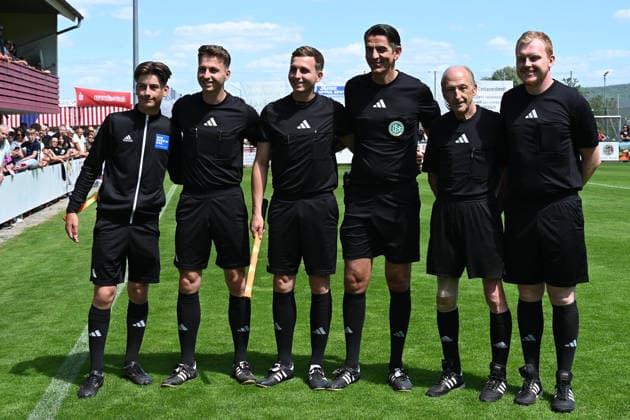 07.06.2026 - Fussball - Saison 2025 2026 - Testspiel Freundschaftsspiel Vorbereitungsspiel : SV Gloria Weilersbach - TSV Germania Kirchehrenbach - LuPf - xluxpfx - Carl Schwing ( Schiedsrichter ), David Wagner ( Assistent ), Benjamin Wagner ( Assistent ), Deniz Aytekin ( Schiedsrichter ), Hans Rößlein Roesslein ( Assistent ) und Felix Wild ( Assistent ) (von links)