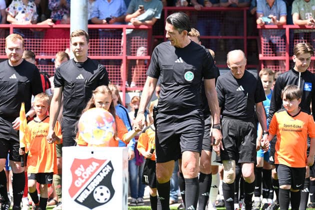 07.06.2026 - Fussball - Saison 2025 2026 - Testspiel Freundschaftsspiel Vorbereitungsspiel : SV Gloria Weilersbach - TSV Germania Kirchehrenbach - LuPf - xluxpfx - Deniz Aytekin ( Schiedsrichter ) bei dem Einlauf