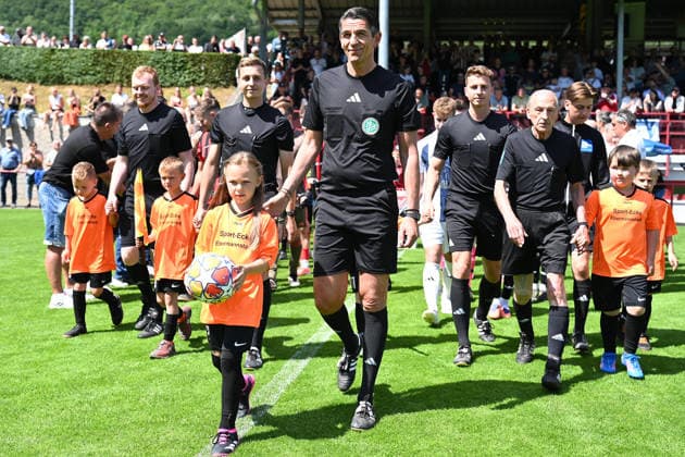 07.06.2026 - Fussball - Saison 2025 2026 - Testspiel Freundschaftsspiel Vorbereitungsspiel : SV Gloria Weilersbach - TSV Germania Kirchehrenbach - LuPf - xluxpfx - Einlauf mit Deniz Aytekin ( Schiedsrichter ) in der Mitte