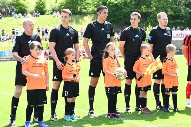07.06.2026 - Fussball - Saison 2025 2026 - Testspiel Freundschaftsspiel Vorbereitungsspiel : SV Gloria Weilersbach - TSV Germania Kirchehrenbach - LuPf - xluxpfx - Hans Rößlein Roesslein ( Assistent ) , David Wagner ( Assistent ), Deniz Aytekin ( Schiedsrichter ), Benjamin Wagner ( Assistent ) und Felix Wild ( Assistent ) (von links)
