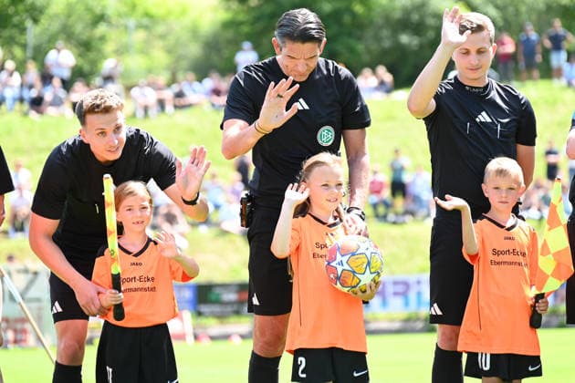 07.06.2026 - Fussball - Saison 2025 2026 - Testspiel Freundschaftsspiel Vorbereitungsspiel : SV Gloria Weilersbach - TSV Germania Kirchehrenbach - LuPf - xluxpfx - David Wagner ( Assistent ) , Deniz Aytekin ( Schiedsrichter ) und Benjamin Wagner ( Assistent ) (von links)