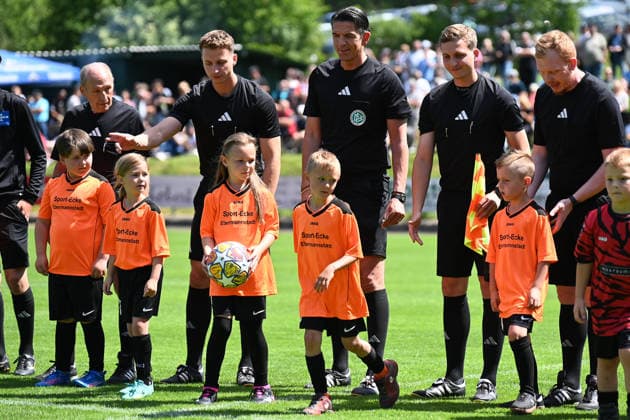 07.06.2026 - Fussball - Saison 2025 2026 - Testspiel Freundschaftsspiel Vorbereitungsspiel : SV Gloria Weilersbach - TSV Germania Kirchehrenbach - LuPf - xluxpfx - Deniz Aytekin ( Schiedsrichter ) in der Mitte