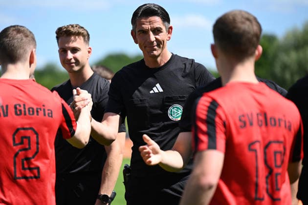 07.06.2026 - Fussball - Saison 2025 2026 - Testspiel Freundschaftsspiel Vorbereitungsspiel : SV Gloria Weilersbach - TSV Germania Kirchehrenbach - LuPf - xluxpfx - Leon Lang (2, SV Weilersbach ) Deniz Aytekin ( Schiedsrichter ) und Paul Kestler (18, SV Weilersbach ) (von links) *** 07 06 2026 Soccer season 2025 2026 Test match friendly match preparation match SV Gloria Weilersbach TSV Germania Kirchehrenbach LuPf xluxpfx Leon Lang 2, SV Weilersbach Deniz Aytekin referee and Paul Kestler 18, SV Weilersbach from left