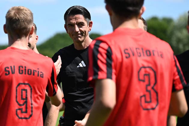 07.06.2026 - Fussball - Saison 2025 2026 - Testspiel Freundschaftsspiel Vorbereitungsspiel : SV Gloria Weilersbach - TSV Germania Kirchehrenbach - LuPf - xluxpfx - Dominik Zametzer (9, SV Weilersbach ) Deniz Aytekin ( Schiedsrichter ) und Danny Amon (3, SV Weilersbach ) (von links)