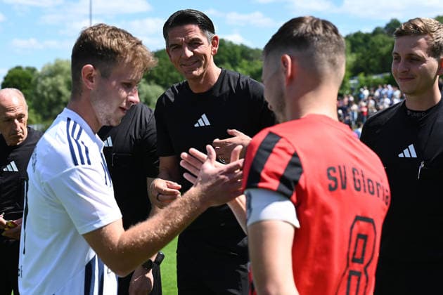 07.06.2026 - Fussball - Saison 2025 2026 - Testspiel Freundschaftsspiel Vorbereitungsspiel : SV Gloria Weilersbach - TSV Germania Kirchehrenbach - LuPf - xluxpfx - Raphael Stock (27, TSV Kirchehrenbach ) Deniz Aytekin ( Schiedsrichter ) und Maximilian Kapp (8, SV Weilersbach ) losen aus