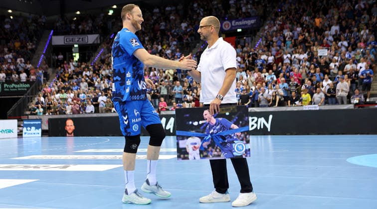 Stuttgart , Handball TVB Stuttgart VS HC Erlangen, Verabschiedung, v.l. Lenny Rubin und Jürgen Schweikardt (Geschäftsführer TVB)