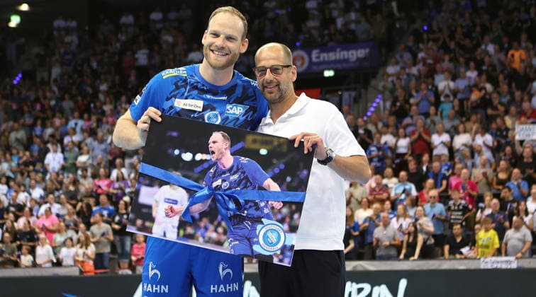 Stuttgart , Handball TVB Stuttgart VS HC Erlangen, Verabschiedung, v.l. Lenny Rubin und Jürgen Schweikardt (Geschäftsführer TVB)