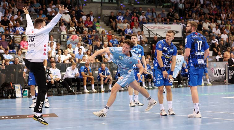 Stuttgart , Handball TVB Stuttgart VS HC Erlangen, v.l. Miljan Vujovic (TVB), Florian Scheerer (Erlangen)