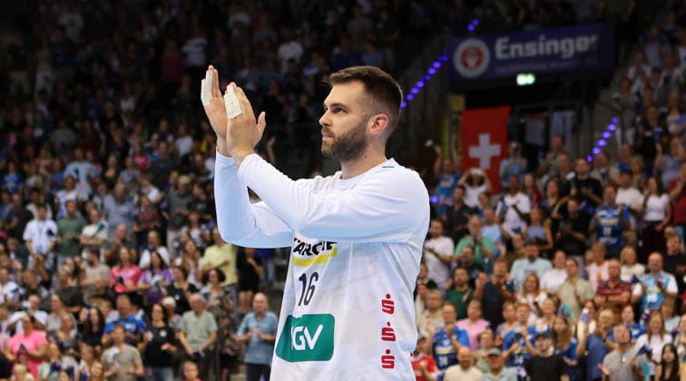 Stuttgart , Handball TVB Stuttgart VS HC Erlangen, v.l. Miljan Vujovic (TVB) bei der Verabschiedung