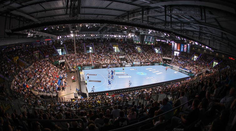 Stuttgart , Handball TVB Stuttgart VS HC Erlangen, Feature Übersicht der ausverkauften Porsche Arena mit 6212 Zuschauern