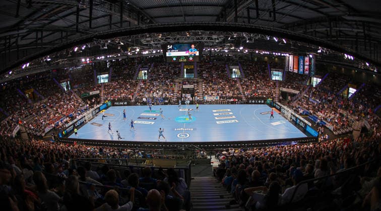 Stuttgart , Handball TVB Stuttgart VS HC Erlangen, Feature Übersicht der ausverkauften Porsche Arena mit 6212 Zuschauern