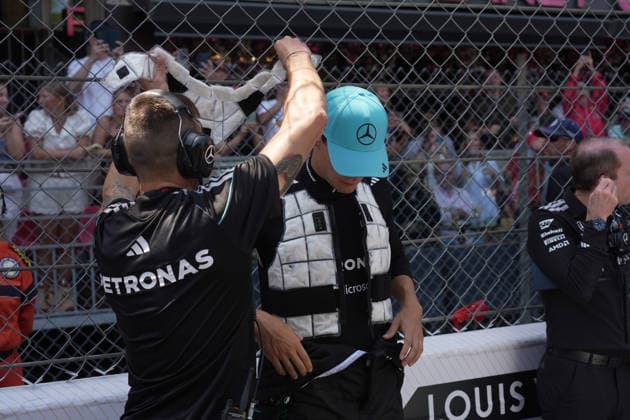 Formel 1 Louis Vuitton Grand Prix Monaco 2026 07.06.2026, Circuit de Monaco, Monte Carlo, Formel 1 Louis Vuitton Grand Prix Monaco 2026 ,im Bild George Russell (GBR), Mercedes-AMG Petronas Formula One Team mit einer Kühhlweste.