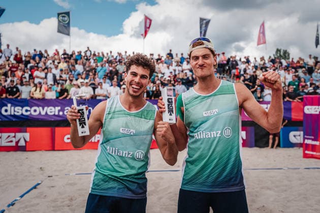 Beachvolleyball Männer Allianz German Beach Tour 2026 Tourstop Berlin 07.06.2026 v.l. Lui Wüst und Max Just gewinnen das Turnier in Berlin und jubeln mit den Pokalen Berlin Funkhaus Beach Berlin Deutschland