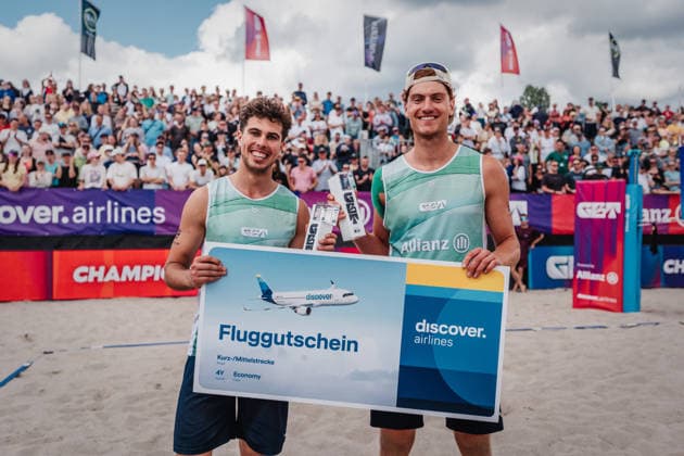 Beachvolleyball Männer Allianz German Beach Tour 2026 Tourstop Berlin 07.06.2026 v.l. Lui Wüst und Max Just gewinnen das Turnier in Berlin und jubeln mit den Pokalen Berlin Funkhaus Beach Berlin Deutschland