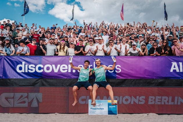 Beachvolleyball Männer Allianz German Beach Tour 2026 Tourstop Berlin 07.06.2026 v.l. Lui Wüst und Max Just gewinnen das Turnier in Berlin und jubeln mit den Pokalen Berlin Funkhaus Beach Berlin Deutschland