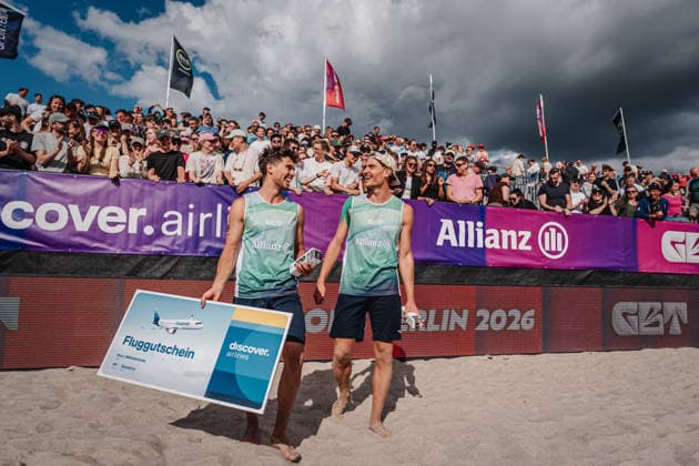 Beachvolleyball Männer Allianz German Beach Tour 2026 Tourstop Berlin 07.06.2026 v.l. Lui Wüst und Max Just gewinnen das Turnier in Berlin und jubeln mit den Pokalen Berlin Funkhaus Beach Berlin Deutschland