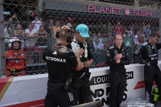 Formel 1 Louis Vuitton Grand Prix Monaco 2026 07.06.2026, Circuit de Monaco, Monte Carlo, Formel 1 Louis Vuitton Grand Prix Monaco 2026 ,im Bild George Russell (GBR), Mercedes-AMG Petronas Formula One Team mit einer Kühhlweste.