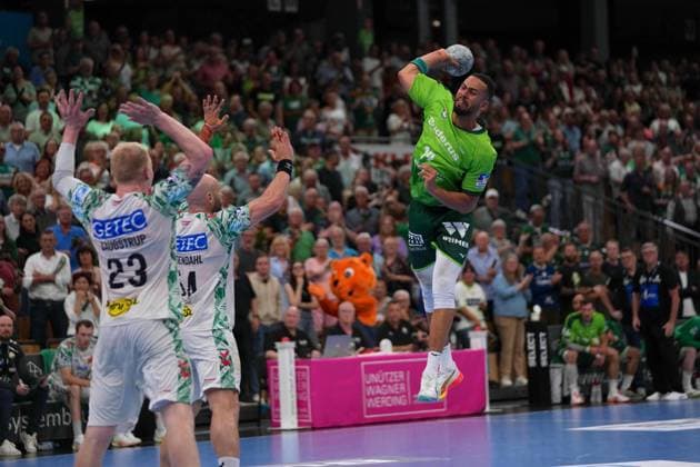 Philipp Ahouansou ( 19 Wetzlar ) Magnus Saugstrup ( 23 Magdeburg ) Oscar Bergendahl ( 54 Magdeburg ) during the Daikin Handball-Bundesliga match between HSG Wetzlar and SC Magdeburg at Buderus Arena Wetzlar.  Copyright: xJuliaxKneisslx xSPPx Sportspressphoto_SPR162900