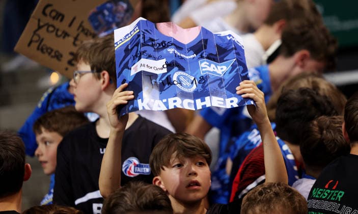 Stuttgart , Handball TVB Stuttgart VS HC Erlangen, Feature, ein Fan hält eine signierte Klatschpappe hoch