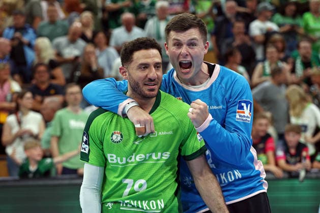 07.06.2026, xovx, Handball Daikin Handball-Bundesliga, HSG Wetzlar - SC Magedeburg Jubel und Erleichterung bei den Spielern der HSG Wetzlar nach dem Klassenerhalt in der Handball Bundesliga trotz der 30:31 Niederlage gegen den SC Magdeburg, v.l. Ahmet Nafea (HSG Wetzlar), Anadin Suljakovic (HSG Wetzlar) Wetzlar Buderus Arena Hessen Deutschland (DE)