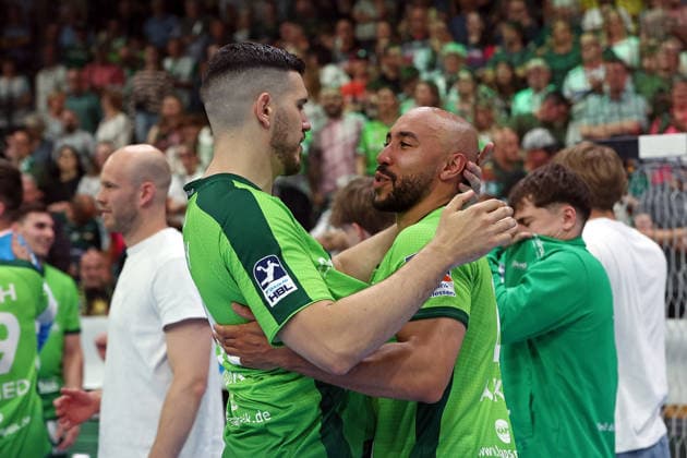 07.06.2026, xovx, Handball Daikin Handball-Bundesliga, HSG Wetzlar - SC Magedeburg Jubel und Erleichterung bei den Spielern der HSG Wetzlar nach dem Klassenerhalt in der Handball Bundesliga trotz der 30:31 Niederlage gegen den SC Magdeburg, v.l. Stefan Cavor (HSG Wetzlar), Cyrill Akakpo (HSG Wetzlar) Wetzlar Buderus Arena Hessen Deutschland (DE)