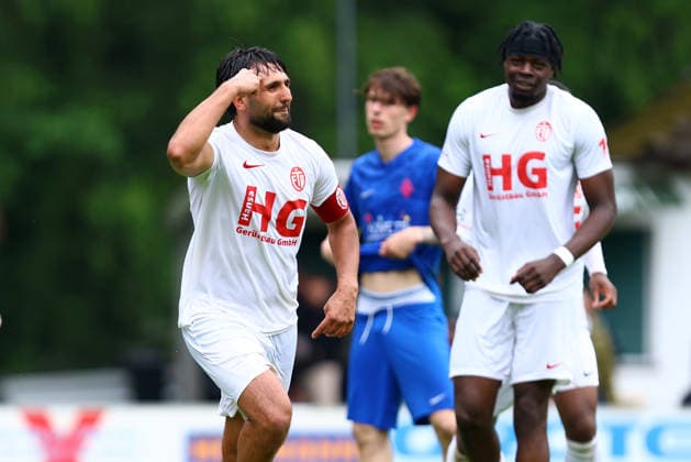 6 Bamo Karim (Eimsbütteler TV) bejubelt seinen Treffer zum 1:0. Fußball I Herren I Aufstiegsrunde zur Regionalliga Nord I Saison 2025-2026 I 3. Spiel I Eimsbütteler TV - Blumenthaler SV I 07.06.2026 I A-Platz Heeslingen