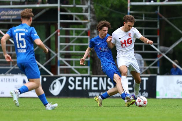 11 Toralf Hense (Eimsbütteler TV), 28 Melvin Möller (Blumenthaler SV) Fußball I Herren I Aufstiegsrunde zur Regionalliga Nord I Saison 2025-2026 I 3. Spiel I Eimsbütteler TV - Blumenthaler SV I 07.06.2026 I A-Platz Heeslingen