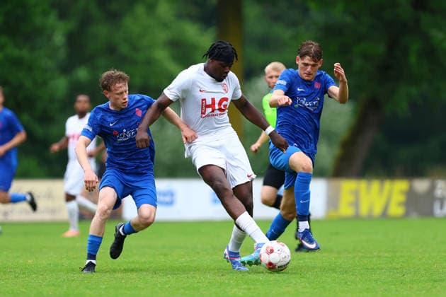27 Max Mbodje (Eimsbütteler TV), 28 Melvin Möller (Blumenthaler SV) und 25 Luis Seidel (Blumenthaler SV) Fußball I Herren I Aufstiegsrunde zur Regionalliga Nord I Saison 2025-2026 I 3. Spiel I Eimsbütteler TV - Blumenthaler SV I 07.06.2026 I A-Platz Heeslingen