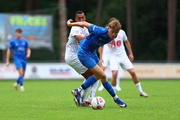 10 Jon Pauli (Eimsbütteler TV), 25 Luis Seidel (Blumenthaler SV) Fußball I Herren I Aufstiegsrunde zur Regionalliga Nord I Saison 2025-2026 I 3. Spiel I Eimsbütteler TV - Blumenthaler SV I 07.06.2026 I A-Platz Heeslingen