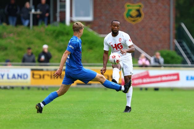 4 Samuel Olayisoye (Eimsbütteler TV), 9 Tristan Schaper (Blumenthaler SV) Fußball I Herren I Aufstiegsrunde zur Regionalliga Nord I Saison 2025-2026 I 3. Spiel I Eimsbütteler TV - Blumenthaler SV I 07.06.2026 I A-Platz Heeslingen