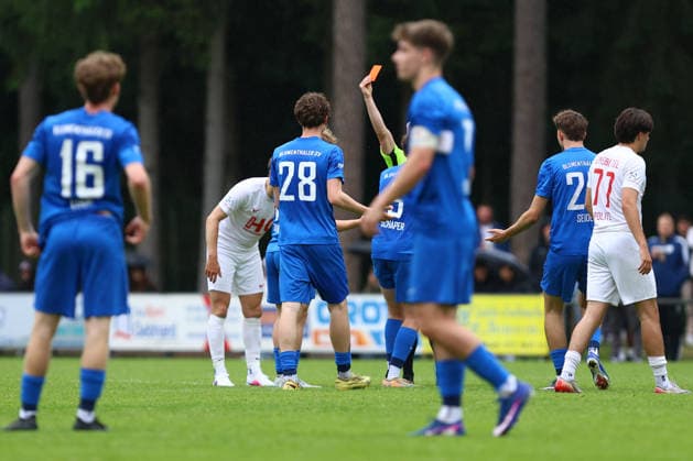 15 Dennis Brendow (Blumenthaler SV) sieht von Referee Luca Sambill die Rote Karte. Fußball I Herren I Aufstiegsrunde zur Regionalliga Nord I Saison 2025-2026 I 3. Spiel I Eimsbütteler TV - Blumenthaler SV I 07.06.2026 I A-Platz Heeslingen