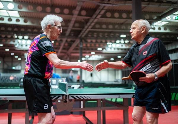 TISCHTENNIS TT-FINALS 2026 IN ERFURT ** NUR FÜR REDAKTIONELLE ZWECKE ** EDITORIAL USE ONLY **<p>07 06 2026-Erfurt: 94. Nationale Deutsche Meisterschaften Damen Herren im Rahmen der Deutschen TT-Finals Senioren 90 Finale im Foto: Günter Thiele (SV Erfurt West 90) gratuliert Friedhelm Spanke 496 (TuS Warstein), links, zum Sieg ( Deutschland Thueringen Erfurt Copyright: SaschaxFromm