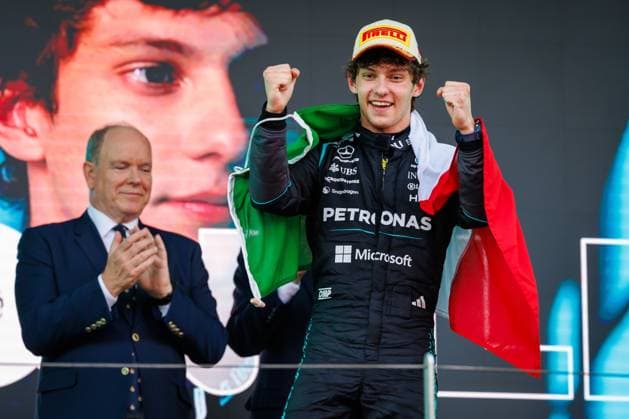 Andrea Kimi Antonelli (Mercedes AMG Petronas F1 Team, 12) bejubelt seinen Sieg, Grosser Preis von Monaco, Motorsport, Formel 1, Saison 2026, 07.06.2026 Grosser Preis von Monaco, Motorsport, Formel 1, Saison 2026, 07.06.2026 Monte Carlo