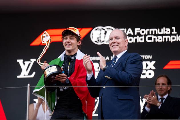 Andrea Kimi Antonelli (Mercedes-AMG Petronas F1 Team, Italien, 12) jubelt auf dem Podium bei der Siegerehrung über den Sieg, daneben Fürst Albert II, MCO, Formel 1 Weltmeisterschaft, Monaco Grand Prix, Monte Carlo, Rennen, Saison 2026, 07.06.2026 MCO, Formel 1 Weltmeisterschaft, Monaco Grand Prix, Monte Carlo, Rennen, Saison 2026, 07.06.2026 Monte Carlo
