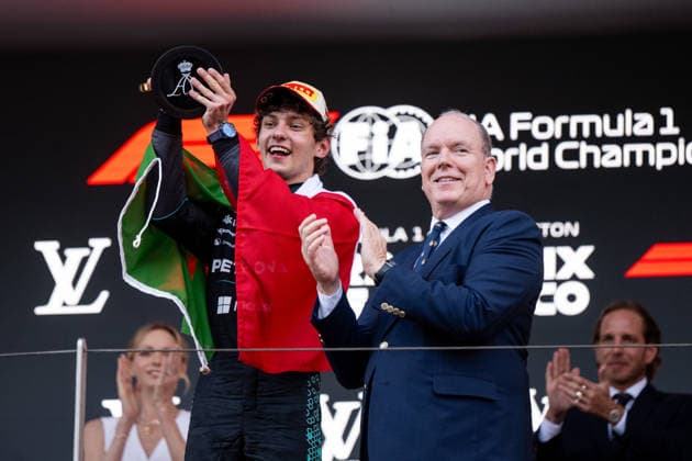 Andrea Kimi Antonelli (Mercedes-AMG Petronas F1 Team, Italien, 12) jubelt auf dem Podium bei der Siegerehrung über den Sieg, daneben Fürst Albert II, MCO, Formel 1 Weltmeisterschaft, Monaco Grand Prix, Monte Carlo, Rennen, Saison 2026, 07.06.2026 MCO, Formel 1 Weltmeisterschaft, Monaco Grand Prix, Monte Carlo, Rennen, Saison 2026, 07.06.2026 Monte Carlo