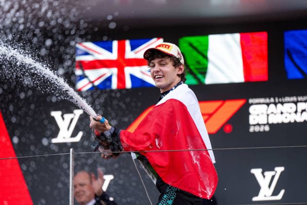 Andrea Kimi Antonelli (Mercedes-AMG Petronas F1 Team, Italien, 12) jubelt auf dem Podium bei der Siegerehrung über den Sieg und spritzt Champagner, MCO, Formel 1 Weltmeisterschaft, Monaco Grand Prix, Monte Carlo, Rennen, Saison 2026, 07.06.2026 MCO, Formel 1 Weltmeisterschaft, Monaco Grand Prix, Monte Carlo, Rennen, Saison 2026, 07.06.2026 Monte Carlo