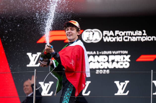 Andrea Kimi Antonelli (Mercedes-AMG Petronas F1 Team, Italien, 12) jubelt auf dem Podium bei der Siegerehrung über den Sieg und spritzt Champagner, MCO, Formel 1 Weltmeisterschaft, Monaco Grand Prix, Monte Carlo, Rennen, Saison 2026, 07.06.2026 MCO, Formel 1 Weltmeisterschaft, Monaco Grand Prix, Monte Carlo, Rennen, Saison 2026, 07.06.2026 Monte Carlo