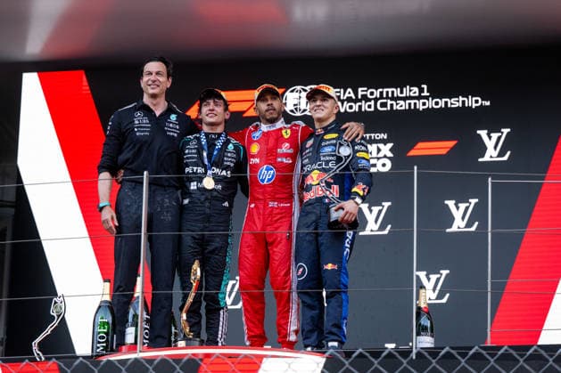Toto Wolff (Mercedes-AMG Petronas F1 Team, Teamchef), Andrea Kimi Antonelli (Mercedes-AMG Petronas F1 Team, Italien, 12), Lewis Hamilton (Scuderia Ferrari HP, Großbritannien, 44), Isack Hadjar (Oracle Red Bull Racing, Frankreich, 06) auf dem Podium bei der Siegerehrung, MCO, Formel 1 Weltmeisterschaft, Monaco Grand Prix, Monte Carlo, Rennen, Saison 2026, 07.06.2026 MCO, Formel 1 Weltmeisterschaft, Monaco Grand Prix, Monte Carlo, Rennen, Saison 2026, 07.06.2026 Monte Carlo