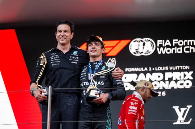 Toto Wolff (Mercedes-AMG Petronas F1 Team, Teamchef), Andrea Kimi Antonelli (Mercedes-AMG Petronas F1 Team, Italien, 12) jubeln auf dem Podium bei der Siegerehrung über den Sieg, dahinter Lewis Hamilton (Scuderia Ferrari HP, Großbritannien, 44), MCO, Formel 1 Weltmeisterschaft, Monaco Grand Prix, Monte Carlo, Rennen, Saison 2026, 07.06.2026 MCO, Formel 1 Weltmeisterschaft, Monaco Grand Prix, Monte Carlo, Rennen, Saison 2026, 07.06.2026 Monte Carlo