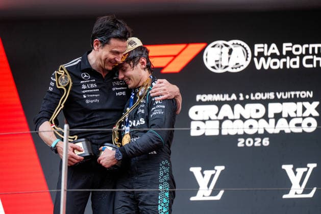Toto Wolff (Mercedes-AMG Petronas F1 Team, Teamchef), Andrea Kimi Antonelli (Mercedes-AMG Petronas F1 Team, Italien, 12) jubeln auf dem Podium bei der Siegerehrung über den Sieg, MCO, Formel 1 Weltmeisterschaft, Monaco Grand Prix, Monte Carlo, Rennen, Saison 2026, 07.06.2026 MCO, Formel 1 Weltmeisterschaft, Monaco Grand Prix, Monte Carlo, Rennen, Saison 2026, 07.06.2026 Monte Carlo