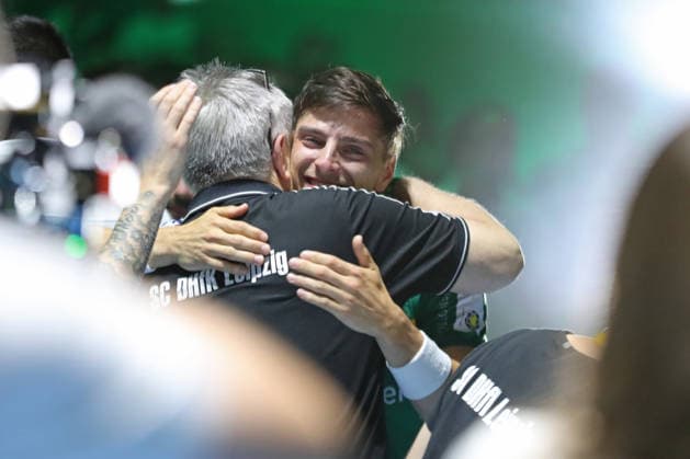 Handball DAIKIN HBL, SC DHfK Leipzig - GWD Minden; 07.06.2026 Viele Emotionen beim Abschied von Lucas Krzikalla (8, SC DHfK Leipzig). Handball, DAIKIN HBL, 1. Bundesliga, Saison 2025 2026, 34. Spieltag: SC DHfK Leipzig vs. GWD Minden am 07.06.2026 in der Quarterback Immobilien Arena Leipzig. *** Handball DAIKIN HBL, SC DHfK Leipzig GWD Minden 07 06 2026 Many emotions at the farewell of Lucas Krzikalla 8, SC DHfK Leipzig Handball, DAIKIN HBL, 1 Bundesliga, Season 2025 2026, 34 Matchday SC DHfK Leipzig vs GWD Minden on 07 06 2026 at the Quarterback Immobilien Arena Leipzig Copyright: xBEAUTIFULxSPORTS JanxKaeferx