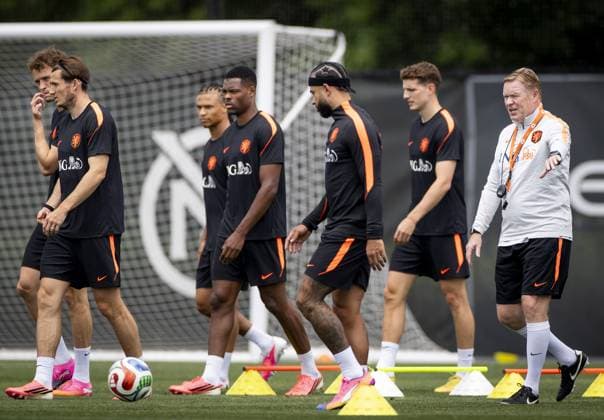 NEW YORK - Mats Wieffer of the Netherlands, Marten de Roon of the Netherlands, Nathan Ake of the Netherlands, Denzel Dumfries of the Netherlands, Memphis Depay of the Netherlands, Guus Til of the Netherlands, Netherlands coach Ronald Koeman during a training session of the Dutch national team, Nationalteam at the Etihad City Football Academy training complex, on June 7, 2026, in Orangeburg, New York. The Dutch national team is preparing for the 2026 World Cup. KOEN VAN WEEL ANP xVIxANPxSportx xxANPxIVx 560394491 originalFilename: 560394491.jpg