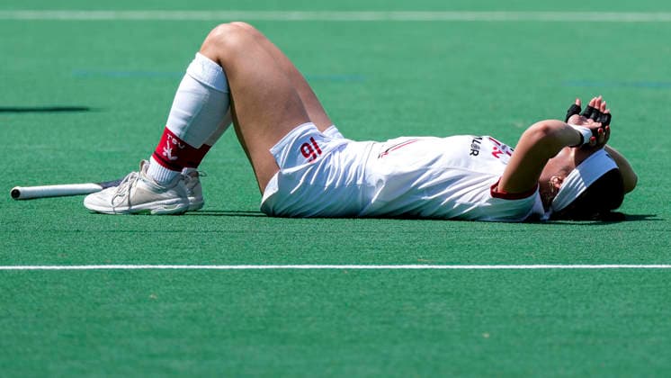 Antonia Landgrebe (TSVMH, 16), Spielerin, Spielerinnen vom TSV Mannheim Hockey, enttäuscht über die Niederlage, Enttäuschung nach dem Schlusspfiff, Highlight, Verlierer, verloren, Frustration, disappointed, pessimistisch, 07.06.2026, Mannheim (Deutschland), Hockey, 2. Bundesliga, Gruppe Süd, Damen, TSV Mannheim - Nürnberger HTC